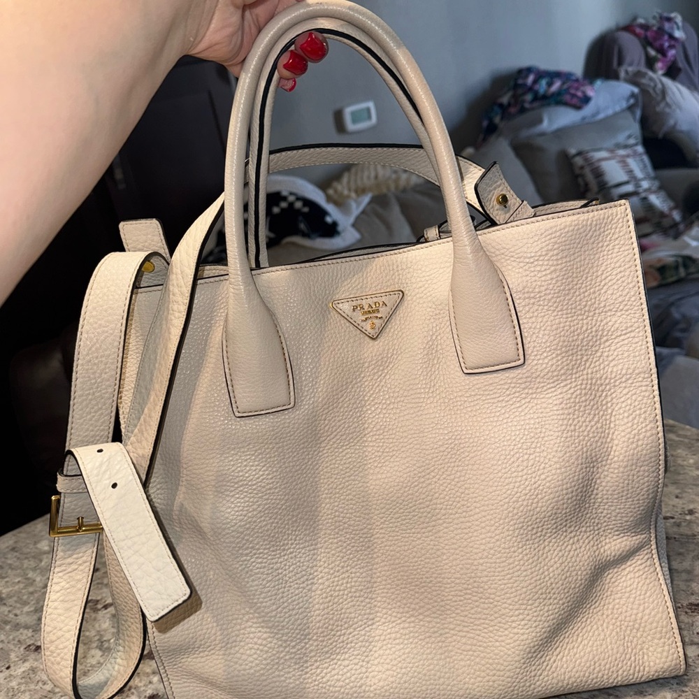 PRADA 
Vitello Daino Tote Talco